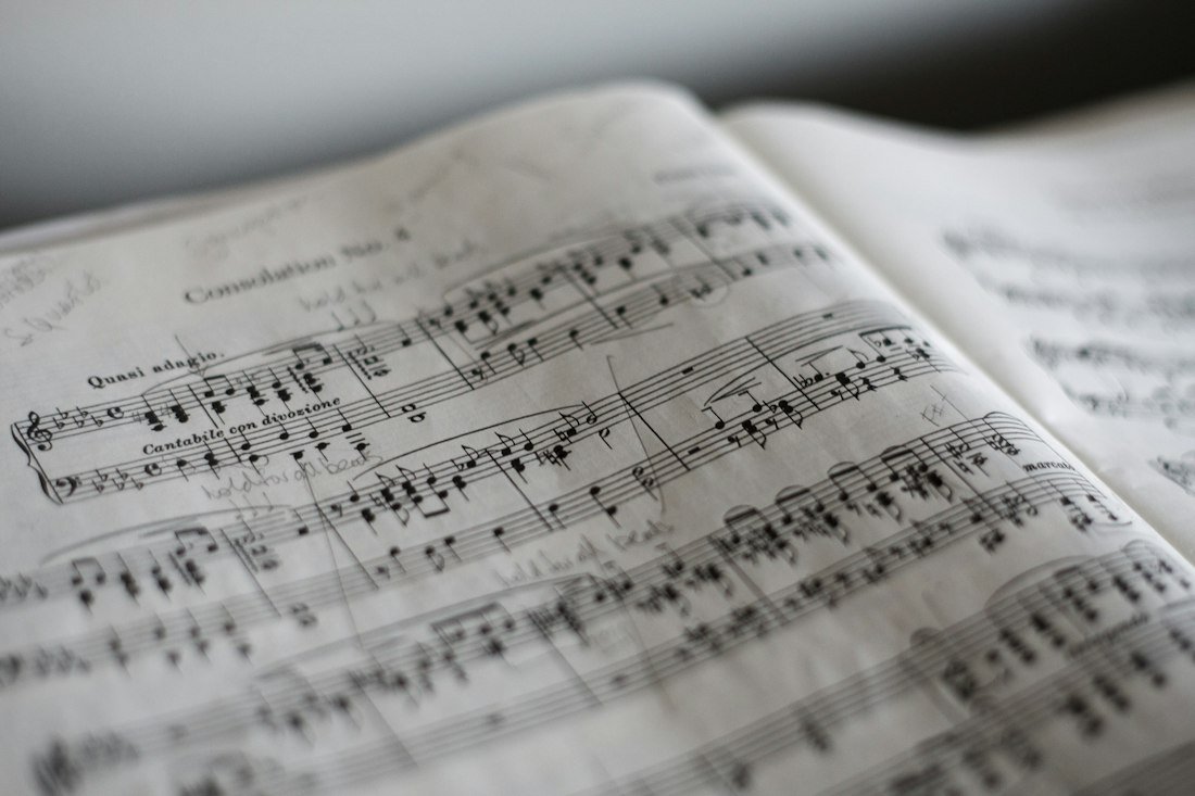 Partition musicale posée sur un pupitre