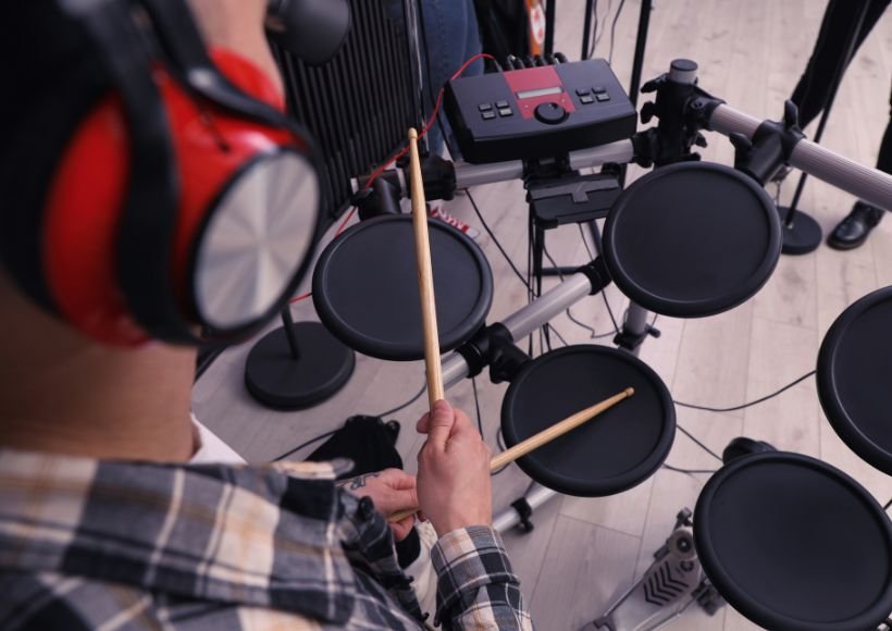 Batterie électronique pour débuter, jouée au casque