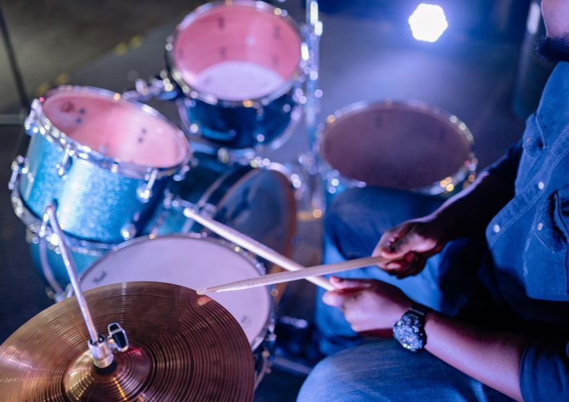 Batteur jouant sur un kit de batterie abordable