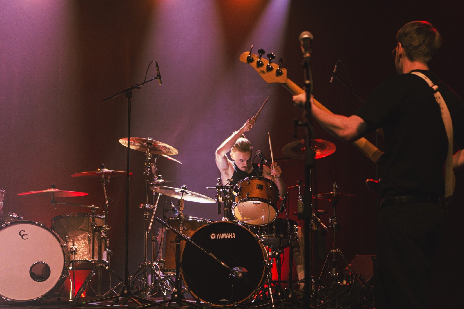 Louis à la batterie en concert, une baguette levée