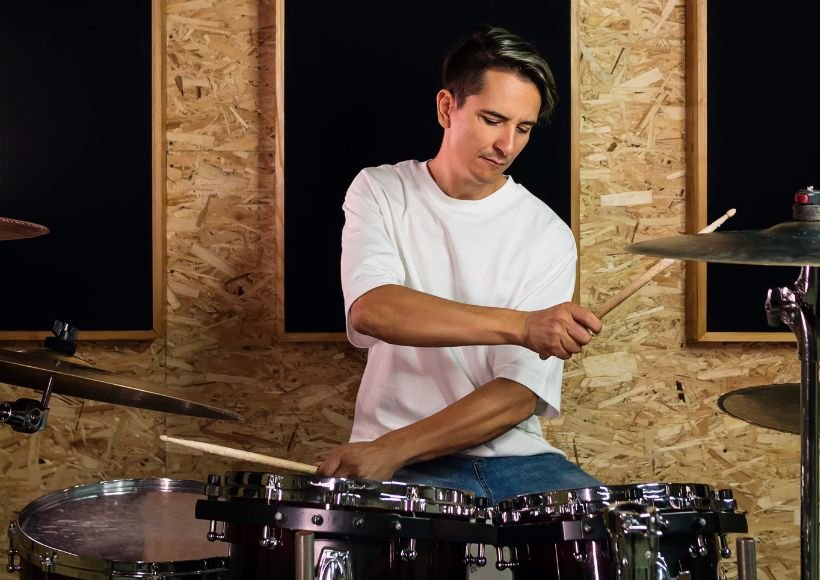 Batteur jouant sur une batterie acoustique