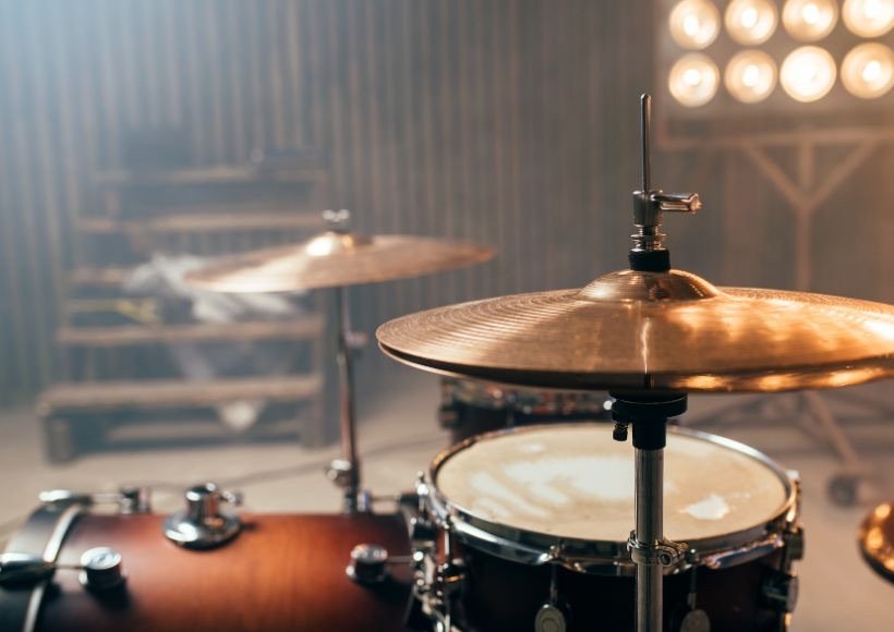 Batterie acoustique complète installée en studio, vue d’ensemble